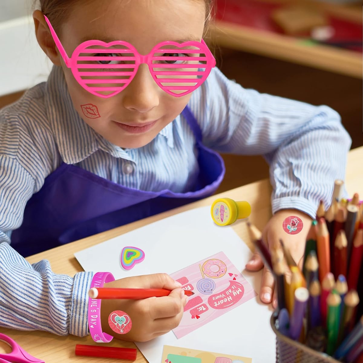Lulu Home 136 PCS Valentine's Day Party Favors for Kids, Heart Shaped Glasses, Rubber Ducks, Erasers, Slinky, Bracelets, Stampers and more Novelty Toys Assortment for Classroom Prizes Gift Exchange - imagem de detalhe 3