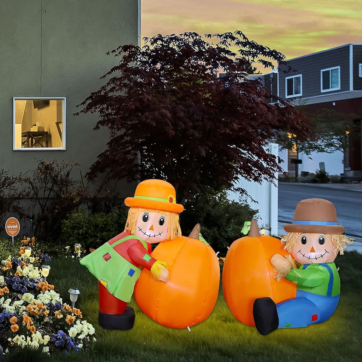 Lulu Home Thanksgiving Inflatable Decoration, Set of 2 Air Blown Scarecrow Couples with Built-in LED Lights for Fall Autumn Harvest Decor (Sitting & Standing Scarecrows) - imagem de detalhe 4