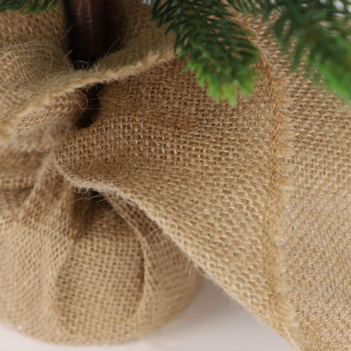 Lulu Home 2 FT Pre-lit Artificial Mini Christmas Tree, 24 Inch Tabletop Battery Operated Norfolk Pine Tree with 50 LED Lights and Burlap Wrap Base for Christmas, Spring Decor (1) - imagem de detalhe 6