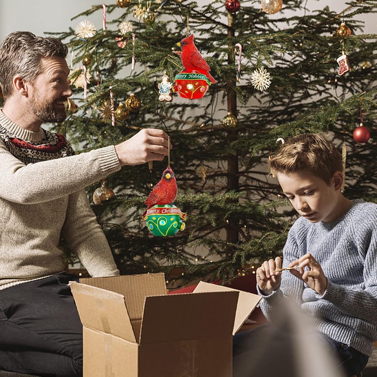 Lulu Home Christmas Hanging Decoration, 6" H Set of 2 Resin Cardinal Figures with Lighted Christmas Balls Base, Hanging Lifelike Red Birds with Pre-Strung Rope for Christmas Indoor Outdoor Decoration - 细节图 6