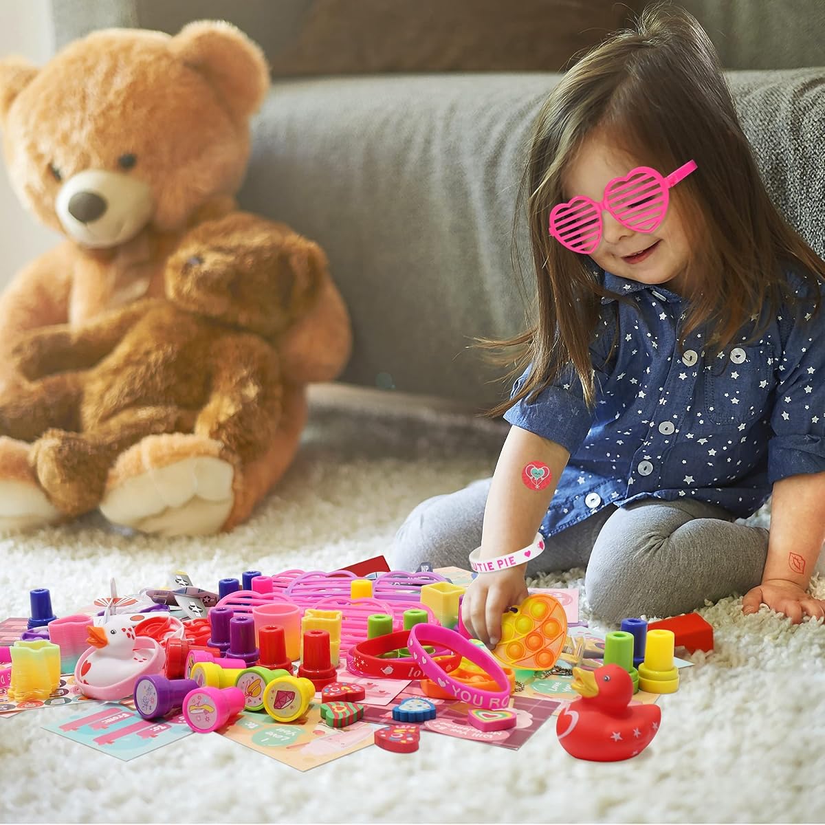 Lulu Home 136 PCS Valentine's Day Party Favors for Kids, Heart Shaped Glasses, Rubber Ducks, Erasers, Slinky, Bracelets, Stampers and more Novelty Toys Assortment for Classroom Prizes Gift Exchange - imagem de detalhe 5