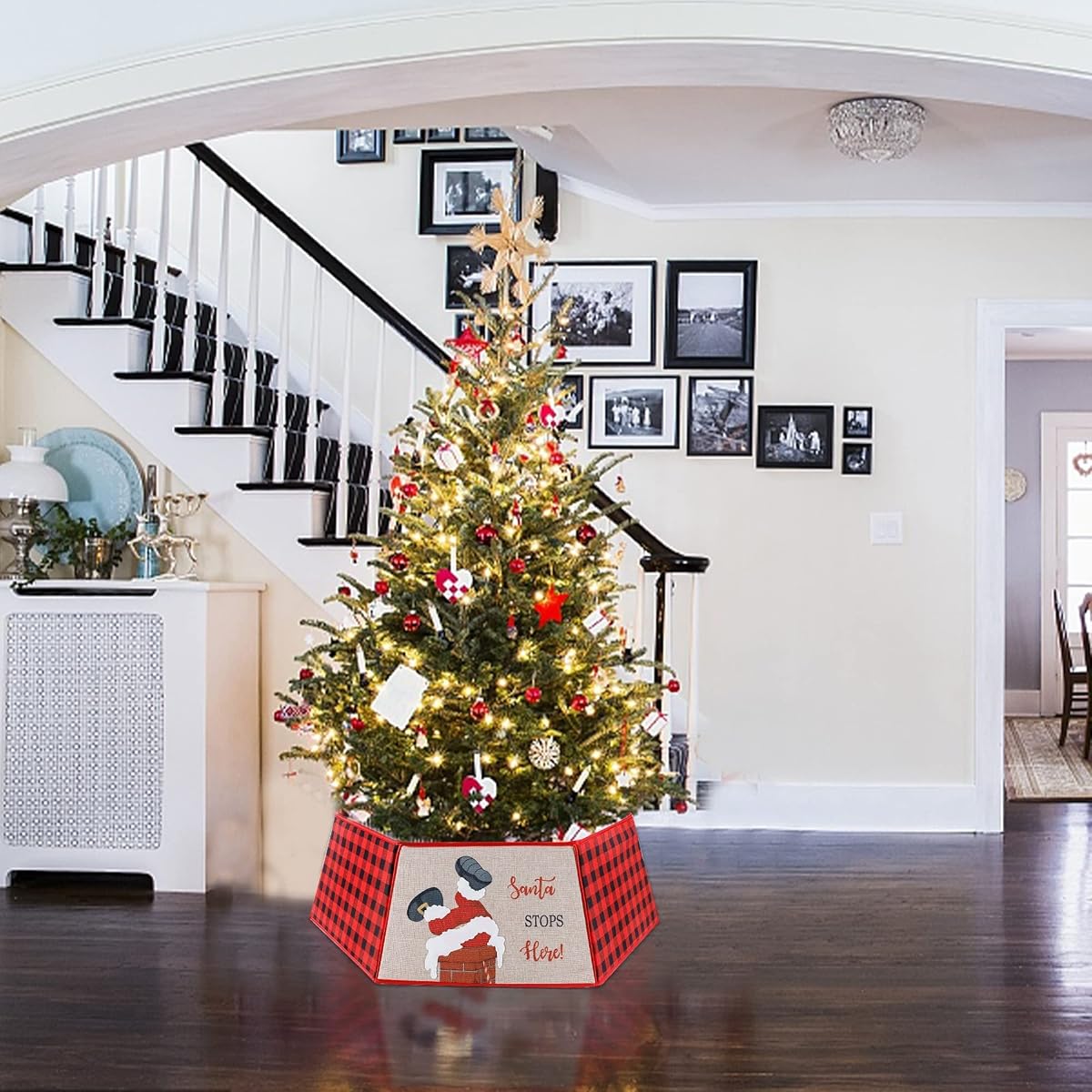 Lulu Home Christmas Tree Collar, 25 Inch - 33 Inch Foldable Hexagon Buffalo Plaid Christmas Tree Fabric Base Collar with Santa Goes Down the Chimney, Xmas Tree Bottom Stand Cover Under Tree Decoration - imagen de detalle 6