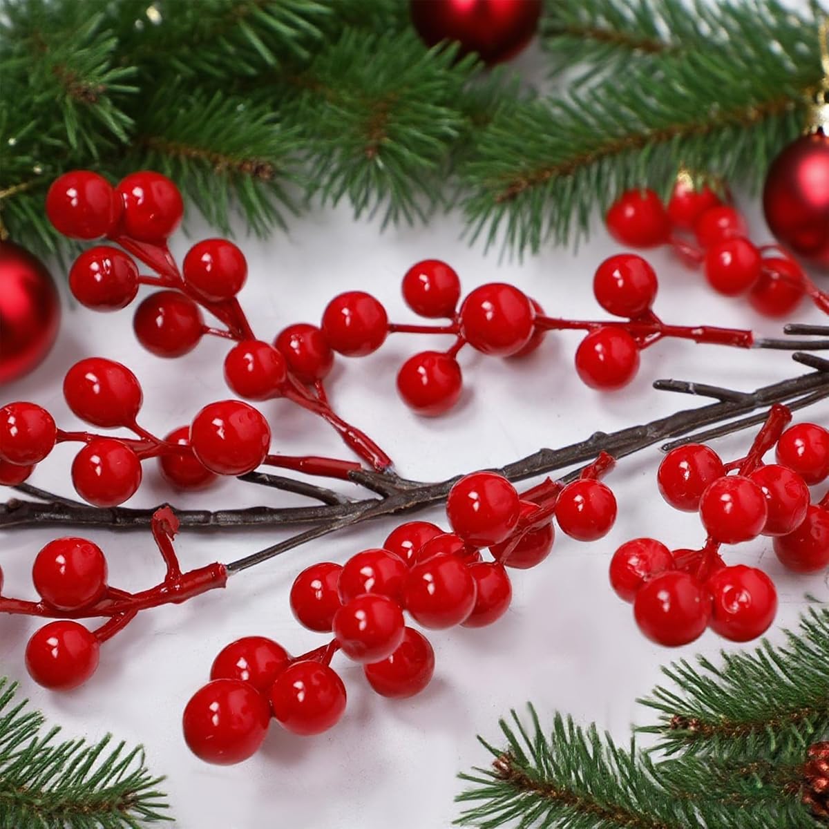 Lulu Home 2 Packs Red Berry Garland, 8.9FT Flexible Artificial Christmas Holly Berry Vine, Winter Berry Garland for Mantle Xmas Tree Window Door Hanging Indoor Outdoor Holiday Decoration - imagen de detalle 4