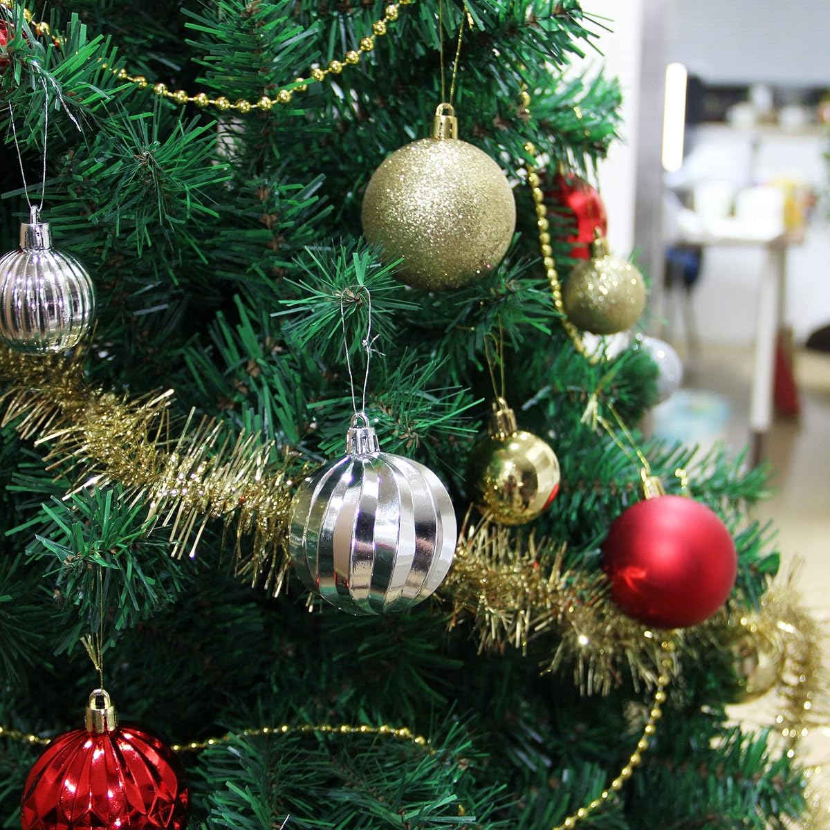 Lulu Home Christmas Ball Ornaments, 34 Ct 1.57" Pre-Strung Hanging Ornament Decorations, Xmas Shatterproof Plastic Balls for Holiday Party Wreath Garlands Trees, Red - imagem de detalhe 5