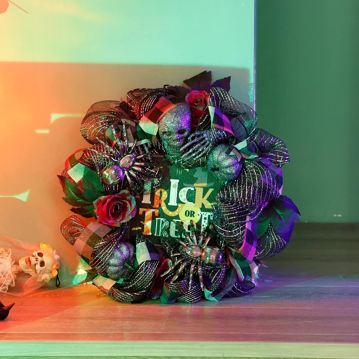 Lulu Home Halloween Wreath, 30 LED Lighted Front Door Wreath with Skull Spider Mesh Decor, Battery Operated Halloween Wired Ribbon Wreath Artificial Door Wreath Hanging Ornament, NOT PRELIT - imagem de detalhe 5