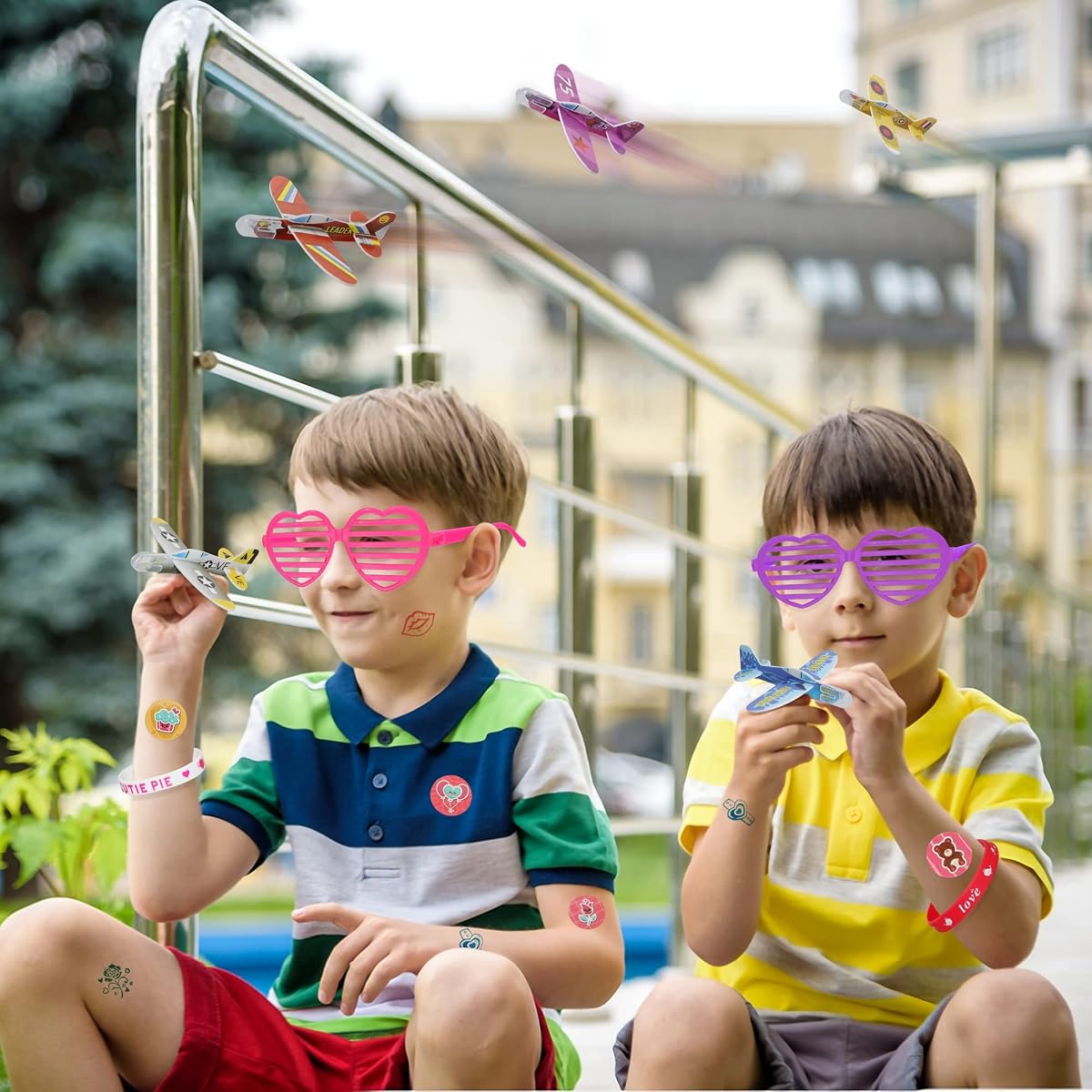 Lulu Home 136 PCS Valentine's Day Party Favors for Kids, Heart Shaped Glasses, Rubber Ducks, Erasers, Slinky, Bracelets, Stampers and more Novelty Toys Assortment for Classroom Prizes Gift Exchange - imagem de detalhe 4