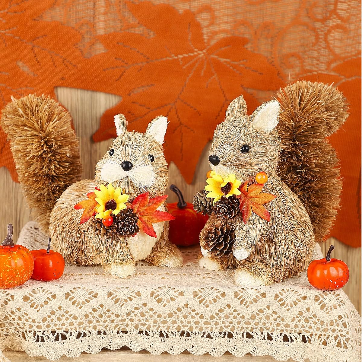 Lulu Home 2 Packs Squirrel Figurines, Handmade Straw-Woven Sitting Squirrel Tabletop Ornaments with Maple Leaves Pine Cones for Thanksgiving Day Fall Harvest Indoor Home Decor - imagem de detalhe 3