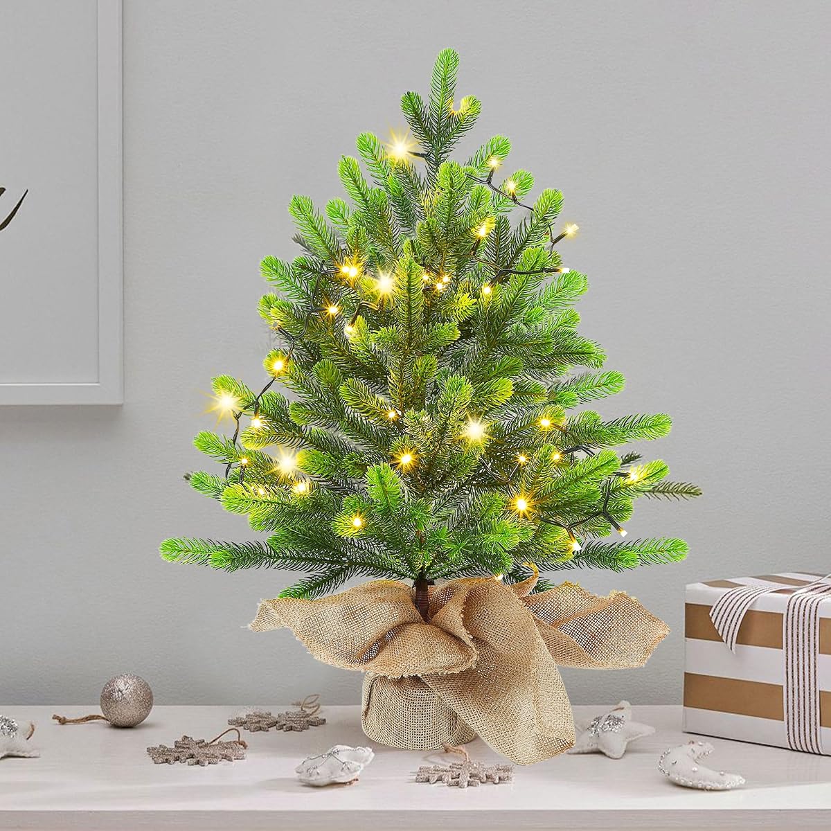 Lulu Home 2 FT Pre-lit Artificial Mini Christmas Tree, 24 Inch Tabletop Battery Operated Norfolk Pine Tree with 50 LED Lights and Burlap Wrap Base for Christmas, Spring Decor (1) - imagem de detalhe 4