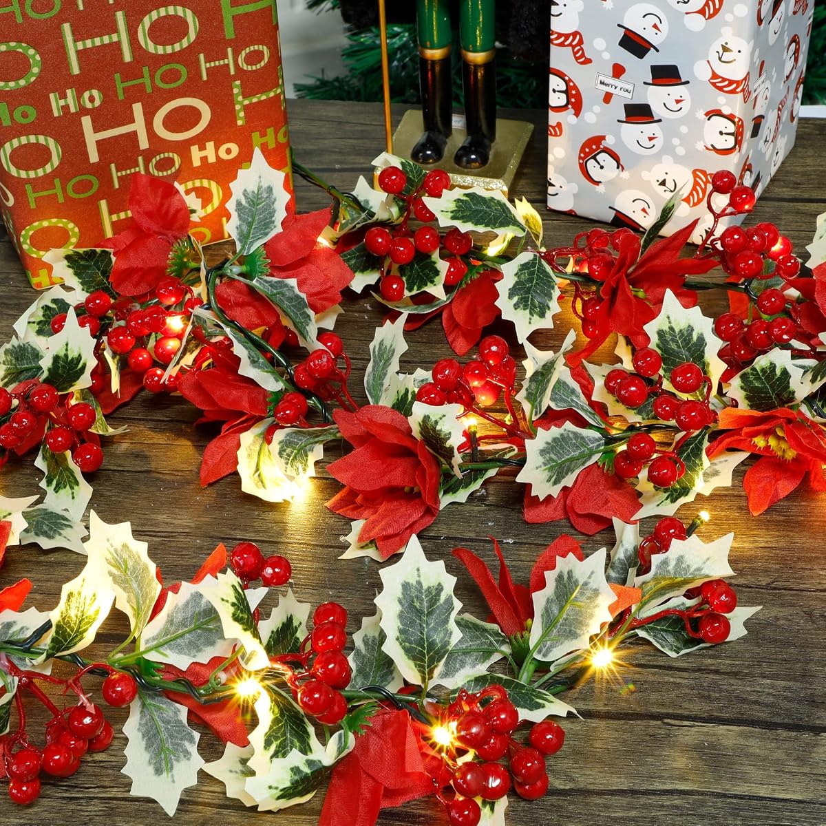 Lulu Home 5.9FT Pre-lit 20 LED Christmas Holly Leaves Garland Decorated with 18 Pinecones, Battery Operated Christmas Lighted Poinsettia Garland Indoor Outdoor for Fireplace, Staircase Decor - imagem de detalhe 5