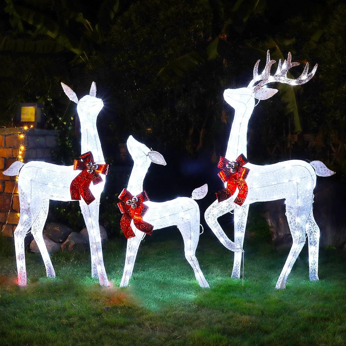 Lulu Home Christmas Yard Decoration, 3-Piece Large Pre-lit White Reindeer with 265 LEDs White Lights, 60" H 3D Light Up Glittered Standing Reindeer Family for Lighted Holiday Display Indoor Outdoor - imagen de detalle 3