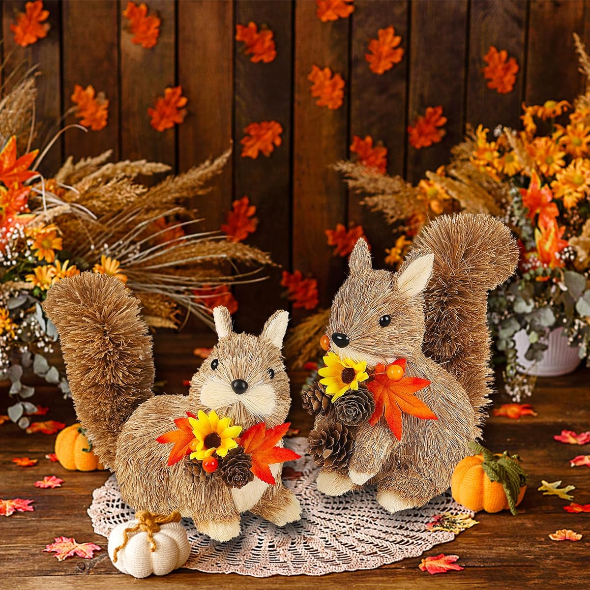 Lulu Home 2 Packs Squirrel Figurines, Handmade Straw-Woven Sitting Squirrel Tabletop Ornaments with Maple Leaves Pine Cones for Thanksgiving Day Fall Harvest Indoor Home Decor - imagem de detalhe 5